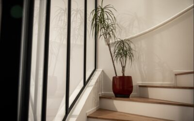 Escalier métal dans un espace réduit : solutions intelligentes pour optimiser votre intérieur